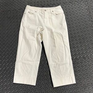 🚚 White Capri Pants